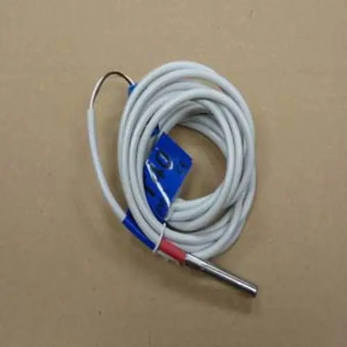 Remeha Speicherfühler mit einem länglichen, metallischen Sensorkopf und angeschlossenen elektrischen Leitungen, auf einem einfarbigen Hintergrund.